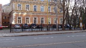hlavní budovy školy na ulici Praskova 399/8.
