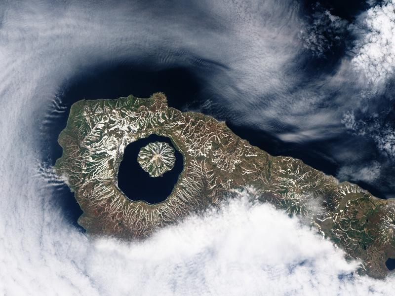 Existuje více než 9000 let, obrovská erupce vyvolala obrovský kráter na ostrově Onekotan, který se nachází mimo