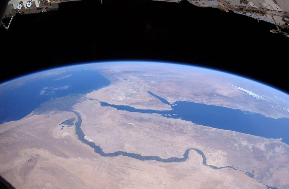 Nil a Egypt ve dne. Pohled na poušť Sahara. Nil protéká Egyptem na pyramidy v Gíze ke Káhiře a končí deltou.