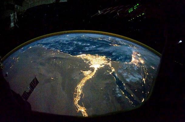 Fotografie v noci se světly z Káhiry a Alexandrie, Egypt