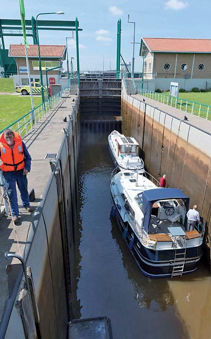 Zajimavosti kolem plavby... Zvláštní transport: Mini na voru Zvláštní transport můžete potkat na Canal du Rhone au Rhin (foto: zdymadlo 74 La Perriere u St. Symphorien) a později na řece Saône.