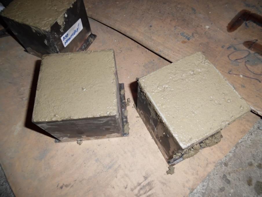 Obrázek 2.6 Čerstvý beton uložený do bednících forem, vlastní tvorba Stejným pracovním postupem jsem pokračovala i u přípravy betonu ze suché směsi ProofBeton.