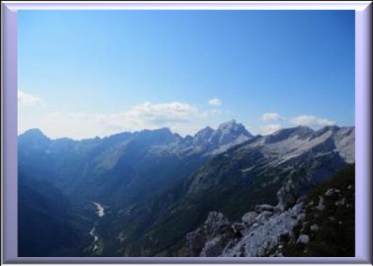 Slovinsko Vápencové skály s divokými horskými scenériemi Julských Alp.