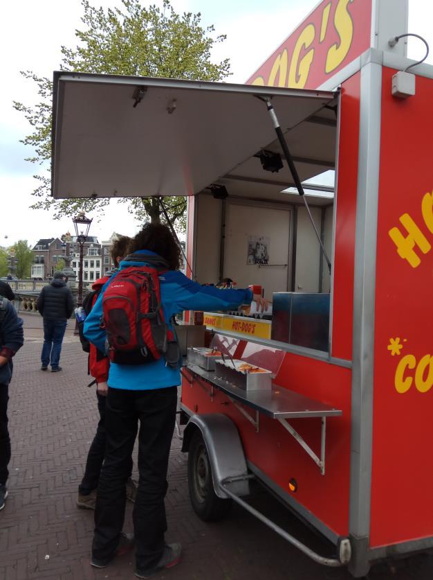 Stánky s hotdogy Při našich toulkách po Amsterdamu jsme zjistili, že jsou