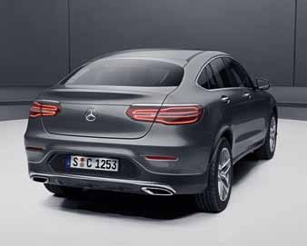 EXTERIÉR Styling AMG zahrnující přední a zadní nárazník AMG Rámy oken a ozdobná lišta spodní linie oken v leštěném hliníku 5dvoupaprsková kola AMG z lehké slitiny, lakovaná v barvě šedá titanium,