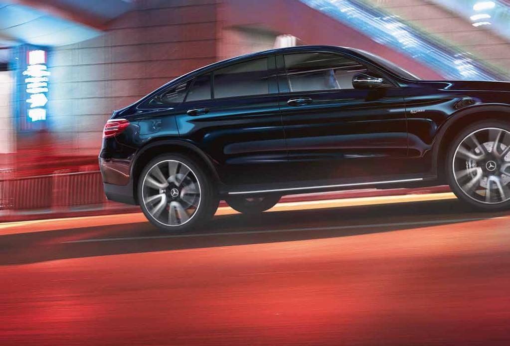 80 Špičkový výkon. Explozivní sílu srovnatelnou se závodními automobily garantuje agregát V6 se dvěma turbodmychadly v novém Mercedes-AMG GLC 43 4MATIC kupé.