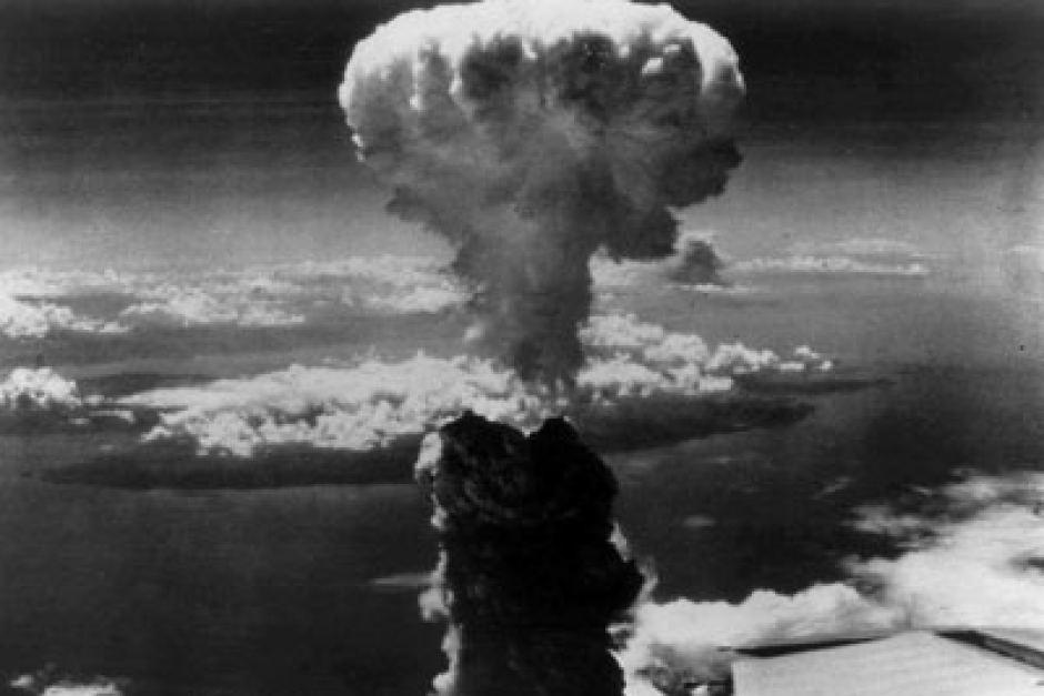 Jaderné bomby Little Boy a Fat Man shozené v roce 1945 na japonská města Hirošima a Nagasaki měli explozivní účinek o síle 15 a 22 tisíc tun TNT.