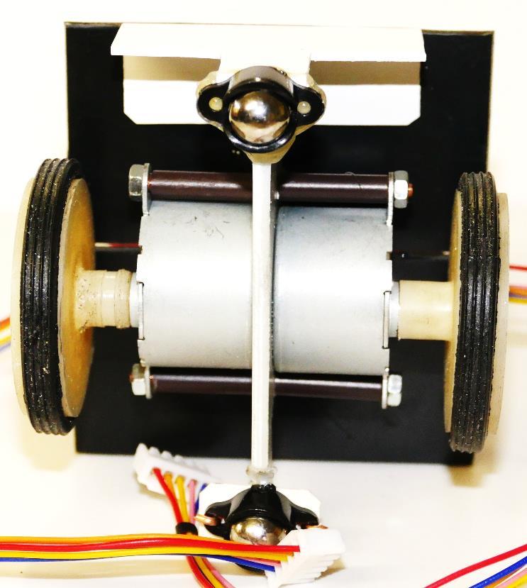 4.2.3 Osazení Konstrukci máme hotovou a můžeme ji osadit elektronikou a čidly. Nejprve jsme přidělali krokové motorky. Ty jsou uchyceny na závitových tyčkách.