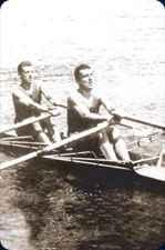 v roce 1964 v Tokiu. Na této olympiádě v Římě bylo poprvé pouţito vyznačení drah barevnými bójkami - albanem. Například aţ v roce 1966 vyšla muţská reprezentace medailově naprázdno.