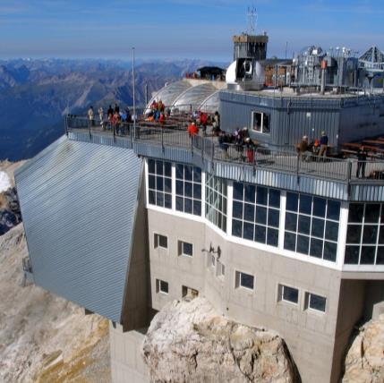 skalní stěně. Příroda kolem Garmisch-Partenkirchenu nabízí přátelská údolí, slunné louky, vonící lesy, bohaté možnosti pro horolezectví a vrcholky s nádherným výhledem. 1.