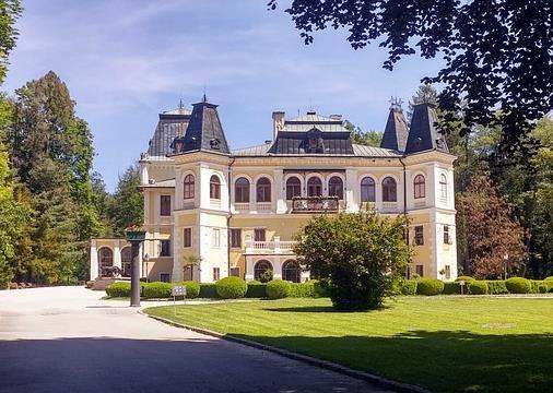 PĚŠÍ TURISTIKA KOUZELNÝ SLOVENSKÝ KRAS Slovenské jeskyně světové unikáty. 3. 7. 9. 7. 2018 5 950,-/5 700,- Kč Nenáročná turistika s prohlídkou přírodních a historických pamětihodností.