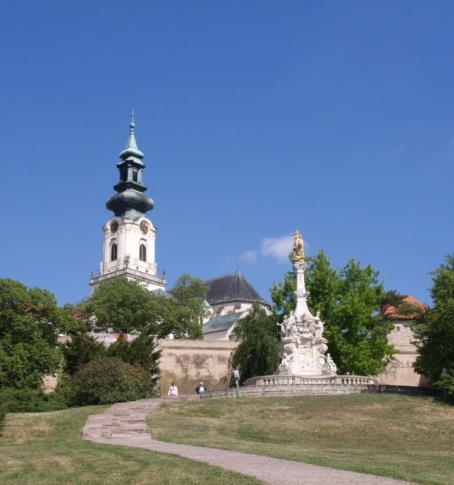 PODHÁJSKA možnost pobytu v termálním koupališti do 19 hodin nebo v bazénovém centru do 21 hodin. 2. den: TOPOĽČIANKY půldenní výlet. Podíváte se do míst, kde odpočíval a pracoval T. G.