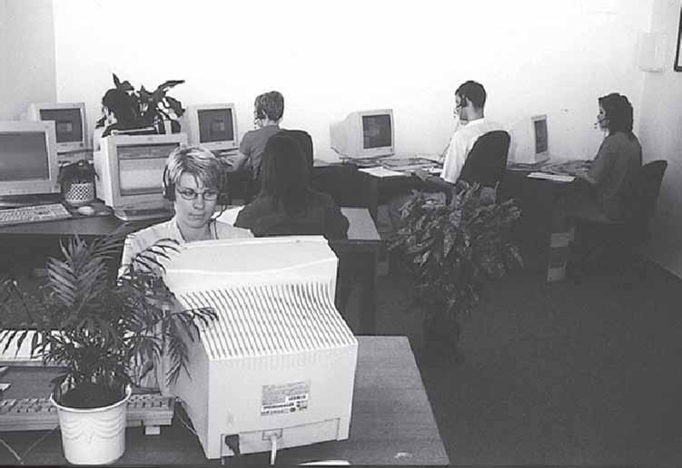 Kapitola 13 Kvantitativní výzkum Telefonické dotazování vyžaduje stejné vybavení jako telemarketing viz 31. kapitola (Fotografie z telefonického centra Kleffmann a partner CR, s. r. o.