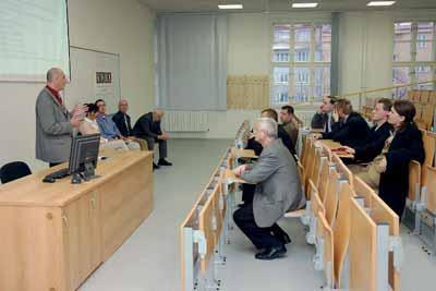 Kapitola 29 Public relations v podstatě o přímou či častěji nepřímou (zprostředkovanou), neoficiální osobní komunikaci producentů, distributorů, zákazníků, ale i odborových a občanských sdružení,