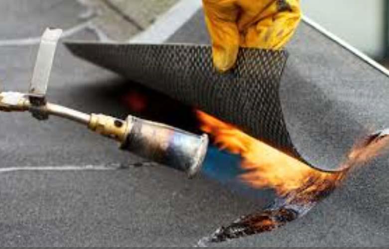 Stabilizace střešního pláště - natavení - nejběžnější způsob montáže hydroizolace z asfaltových pasů, kdy se za pomoci plamene natavují asfaltové pasy na vhodně připravený podklad (penetrovaný beton,