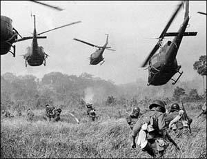 jpg/800px UH 1D_helicopters_in_Vietnam_1966.jpg ÚTOK NAPALMEM http://www.