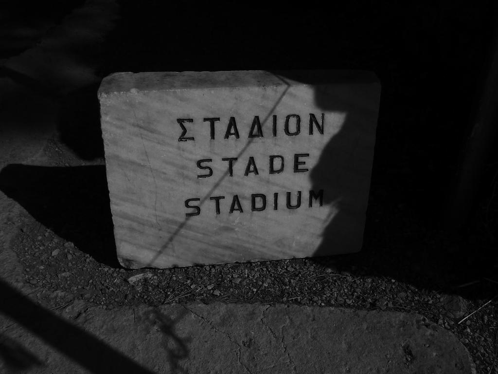 běžecký agón ςτάδιοδρόμοσ, δρόμοσ, ςτάδιον (192) δίαυλοσ (384) - dlouhé kroky s pitylizó, pedanos, paže, dlaně, předkl. - rozběhy hippios (769) pan+pýth.+nemej.+isthm.