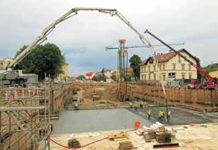 Stožár je betonový válec o průměru 3,5 m s výtahovou šachtou a schodištěm, na vrcholu jsou terasy s vysílači a minimální obslužné prostory.