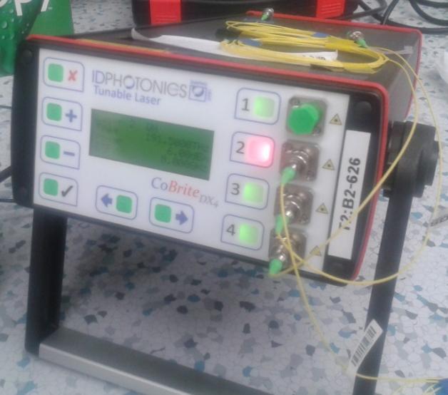 (obrázek 28), disponuje výstupy laditelnými v C a L pásmu v rozsahu od 1528 do 1607nm a proměnným výstupním výkonem od 6 do 16dBm.