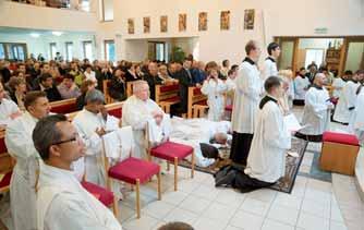 NOVÍ DIAKONI SVD nasledoval sviatostný úkon diakonskej vysviacky, kde otec biskup kandidátom položil ruky na hlavu a modlil sa konsekračnú modlitbu.