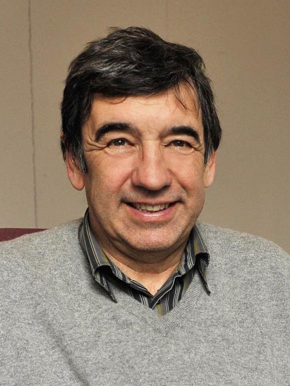Profesor Stephen Thomas přednáší problematiku energetických koncepcí na University of Greenwich, kde je zároveň od roku 2001 vedoucím energetického výzkumu.