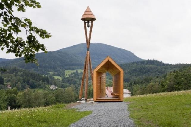 K mému údivu jsem nevědomky navštívila místo, na kterém se podepsala nejedna velká osobnost naši architektury a tak mi nedalo, abych nezapátrala trochu dále.