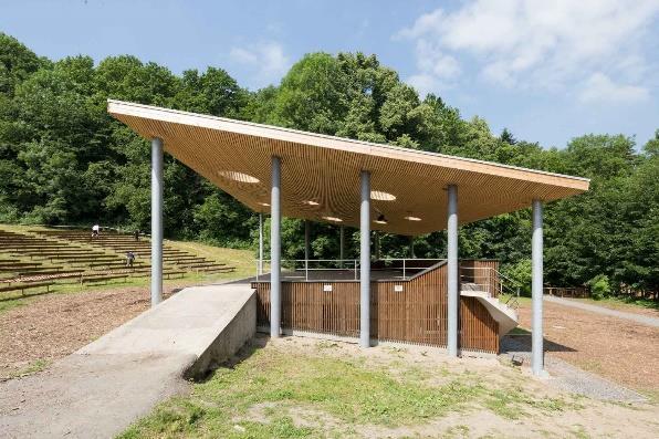Přestože stavba svou vnější formou dokonale zapadá do tvarosloví staveb v Beskydské krajině, už na první pohled v detailech napovídá, že se jedná o dílo velkého architekta, který za nenápadnou fasádu
