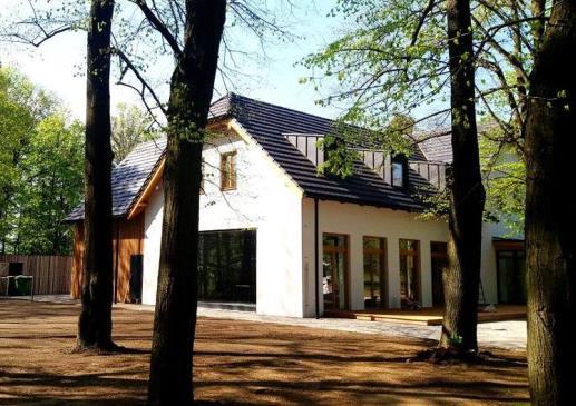 garáže pro auta). Na dekorativní výmalbě interiérů se podílel mimo jiné i Antonín Strnadel. Během války hotel využívali nepříliš šetrně členové německých Hitlerjugend.