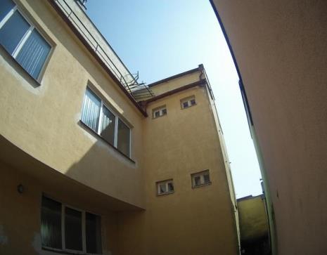 JAN VÍŠEK A OSKAR POŘÍSKA Dříve než se ve Frenštátě mohl realizovat Bohuslav Fuchs, zanechali zde své stopy i další dva významní brněnští architekti, Oskar Poříska a Jan Víšek.