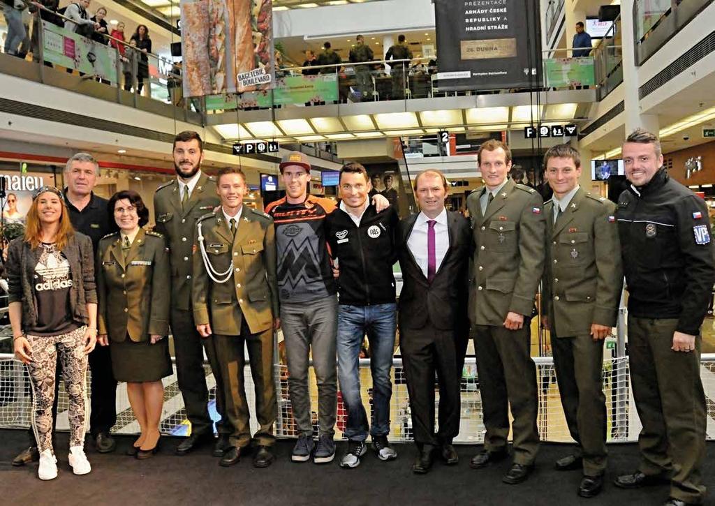 Sportovci ASC DUKLA na ARMY dnu na Floře 26. 4.