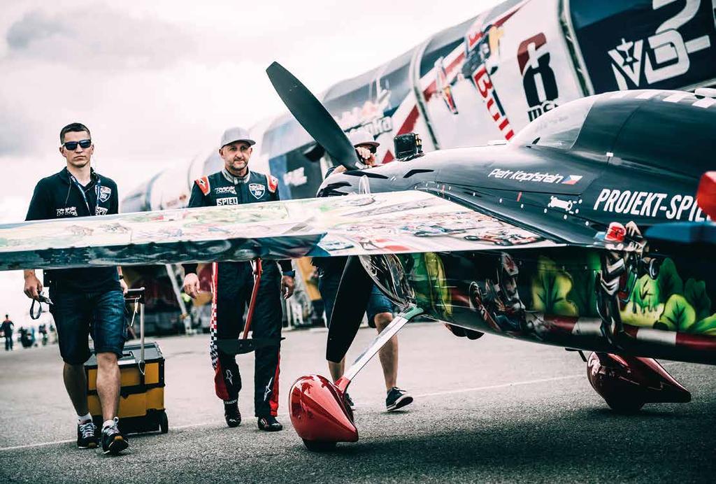12 Akrobatické létání Red Bull Air Race 13 Trať znám poslepu, ale oči jsou klíčové U pilotů je často vidět, jak si let 'zkouší' rukama. Je to velká pomoc?