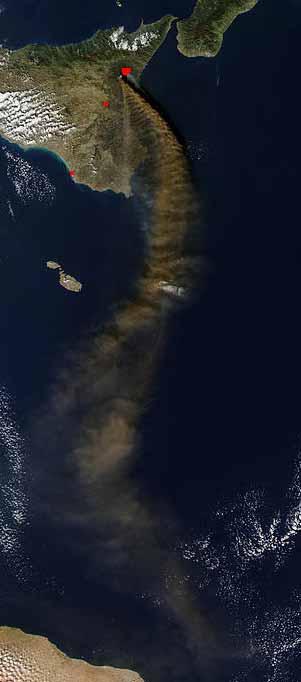 Proudění v atmosféře Při výskytu horizontálního proudění malých rychlostí a nízké intenzitě turbulence (anticyklonální situace) bývá často pozorovatelná kompaktní kouřová vlečka šířící se