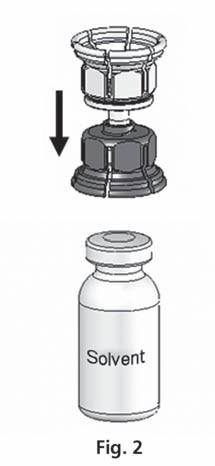 Nasaďte ji průhledným koncem na horní část lahvičky s práškem a silně zatlačte dolů dokud lahvičku nepropíchnete (obr.