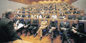 Aesculap Akademie se na celém světě těší výborné pověsti jako jedna z vedoucích institucí odborné přípravy ve zdravotnictví a reaguje na požadavky lékařů a zdravotnických pracovníků operačních sálů,