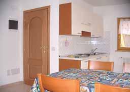 45 m² - 1 ložnice s manželskou postelí, obývací pokoj s kuchyňským koutem a rozkládacím gaučem pro 2 osoby či 2 rozkládacími gauči pro 1 osobu, sociální zařízení, balkon (s výjimkou 1 apartmánu)