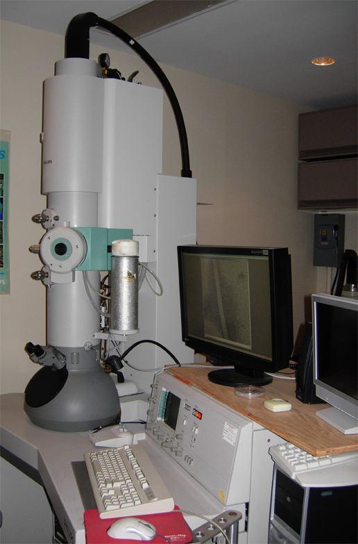 Elektronová mikroskopie Elektronová mikroskopie V optické mikroskopii je mezní rozlišení asi 200 nm, pro