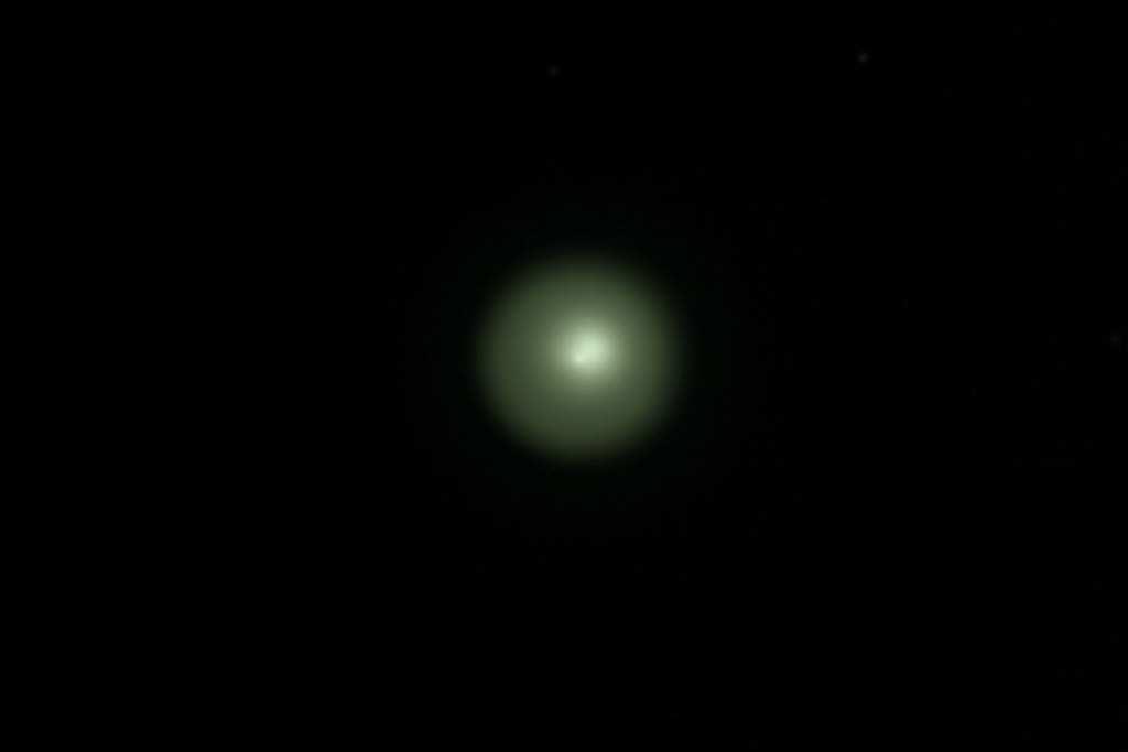 Snímek Dalibora Hanžla komety 17P Holmes. Dalibor tento snímek poř ídil bě hem zmíně ného výjezdu do Ně mecka a získal za ně j oceně ní Č eská astrofotografie mě síce za ř íjen 2007.