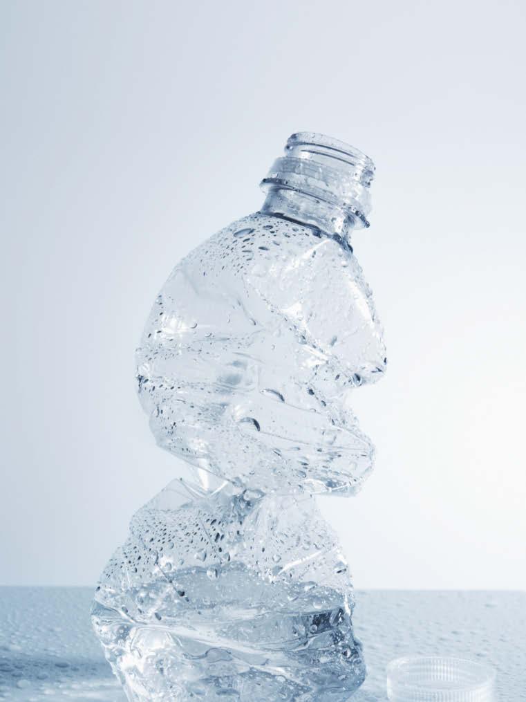 NEJLEPŠÍ BALENÍ JE ŽÁDNÉ BALENÍ Zní to jako samozřejmost, ale je třeba si uvědomit, že žijeme na citlivé planetě, kterou nepřestáváme zahlcovat prakticky nezničitelnými plastovými lahvemi.