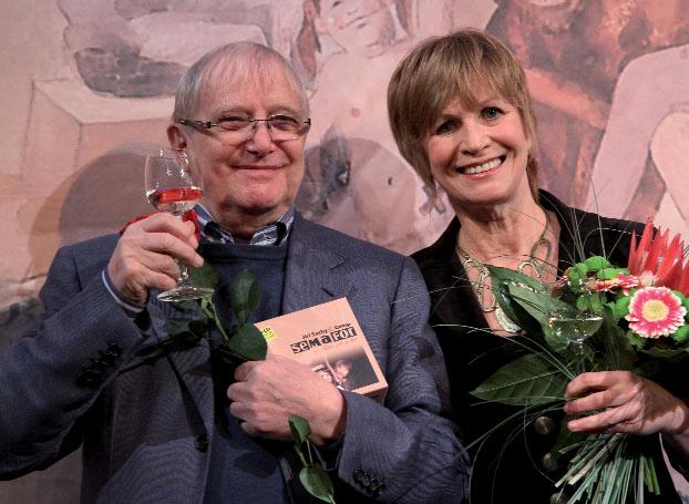 cestû hudby, humoru a poezie. Mám pocit, Ïe i kdybych nezakotvila v Divadle Semafor, podvûdomû bych hledala podobnou cestu. Je mi nejbliï í.