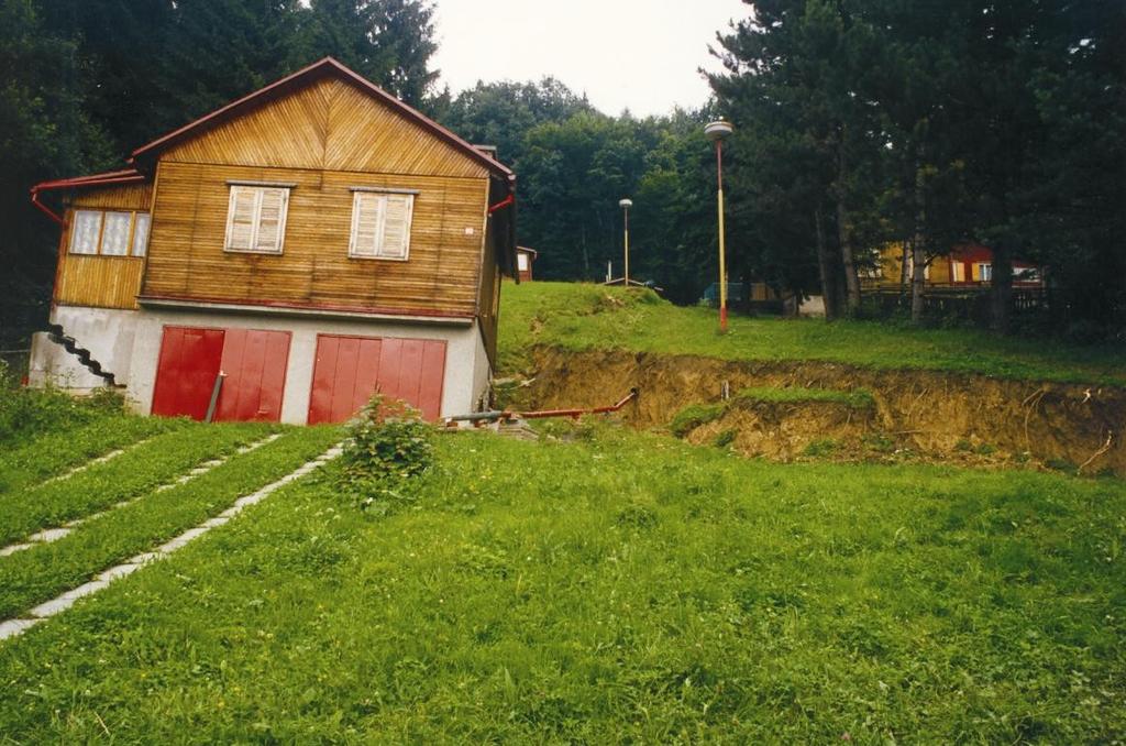 Zničená chatová osada na sesuvu