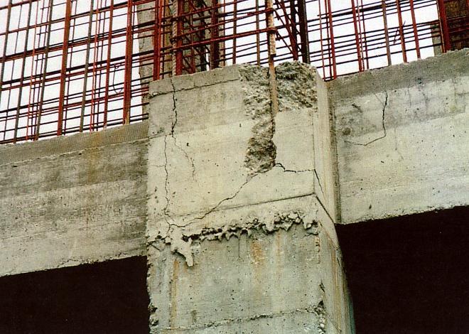 Mezní stav trhlin Nebezpečí vzniku širokých trhlin Při změnách rozměrů a tvaru průřezu