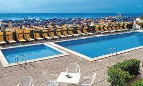 Hotel sa nachádza priamo na piesočnatej pláži,kde na 1 izbu je klientom k dispozícii 1 slnečník a 2 lehátka.