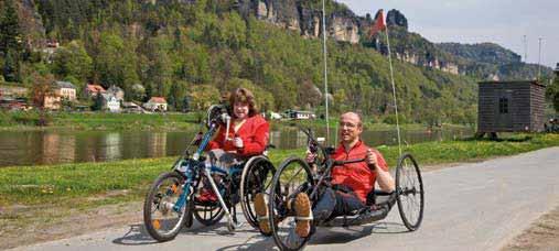 Nationalparkregion ächsisch-böhmische chweiz Mit dem Fahrradbus auf den Berg Cyklobusem na kopec Barrierefrei unterwegs Na cestách bez bariér Bis zu 20 Räder hen auf den Hängern Platz Neben dem