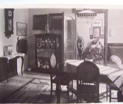 v roce 1919 (foto vpravo: za dveřmi