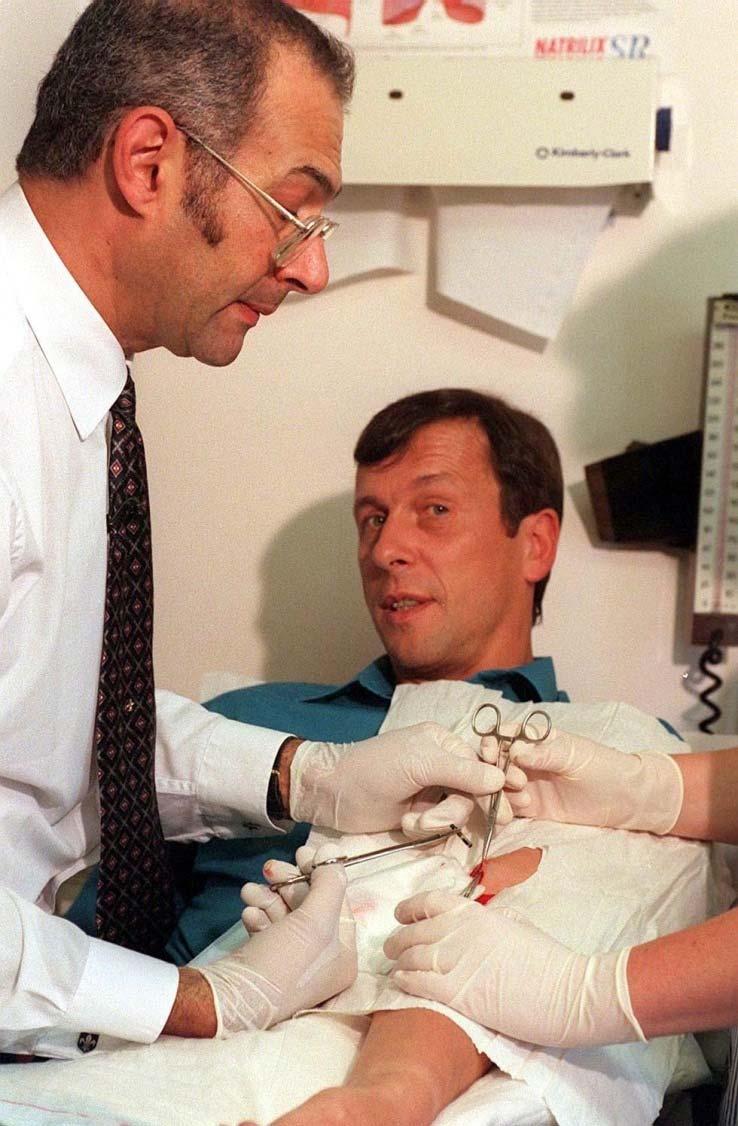 RFID Implantáty první pokus na člověku (prof. Warwick): 24.8.1998 na universitě v Readingu (Dr.