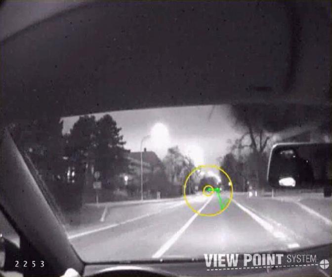 Obr. 23 Zkouška P5, počátek optické reakce na značku přikázaný směr objíždění (vlevo) a (vpravo) vyhodnocení metodou Viewpointsystem Jízda P5 První optická reakce na Tab.
