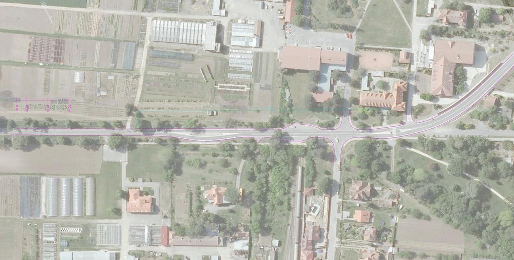 tvaru kříže s částečně přesazenými rameny křižovatky a na zpomalovací ostrůvek* vpravo, značku přechod pro chodce a vodorovné značení přechod pro chodce a na lampu veřejného osvětlení* Označení obce