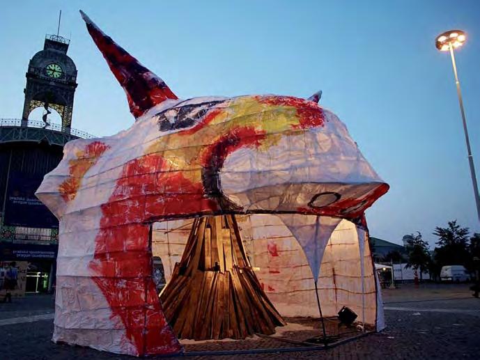Vymýšleli instalaci, která by prezentovala jejich pohled na Českou republiku. Trojrozměrnou prezentací, která bude vystavena, je kostým konkrétně kabát.
