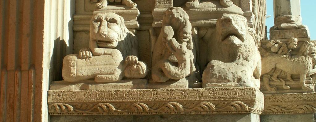 fragment. Mezi oběma lvy se zde nachází snad figura psa, který v tlamě s tesáky svírá mládě, po kterém se ze země natahuje had. Obr. 78 Arles, kostel sv.
