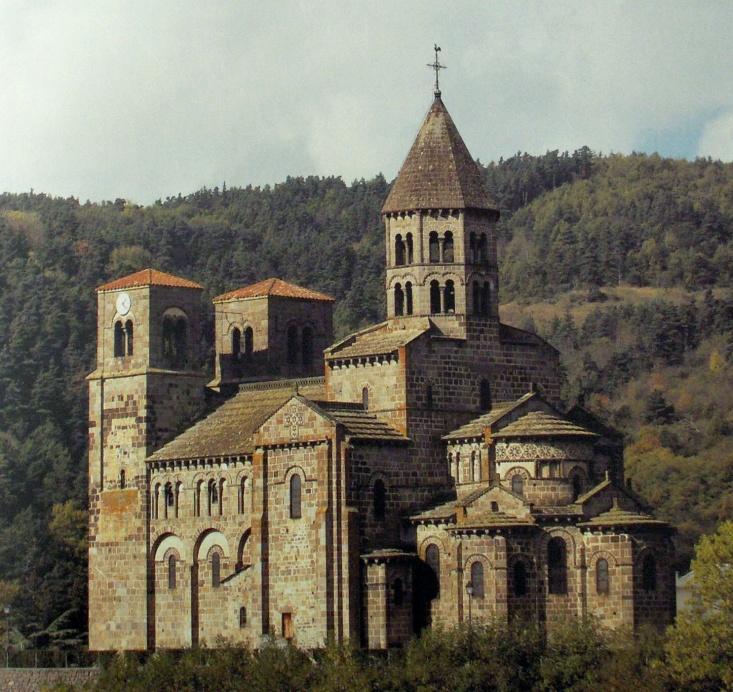 du Port), navzájem si neobvykle podobné stavby v Orcivalu, v Issoire, v Saint- Nectaire, Saint-Saturnin a v Saint-Juliende-Brioude.